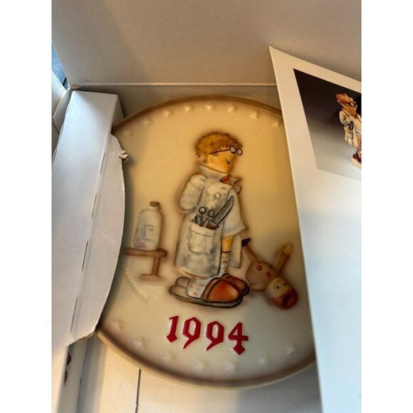 M.J. Hummel Annual Plate 1994 Bas-Relief Twenty-Fourth Edition Goebel Porcelain - Picture 1 of 6